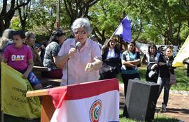 la-presidenta-de-la-asociacion-de-educadores-rurales-sanjuaninos-aers-corina-falcon-en-un-acto-de-repudio-al-app-en-la-plaza-boqueron--111241000000-619653.JPG