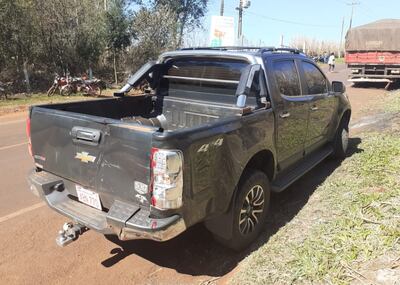 La camioneta Toyota Hilux gris oscuro que conducía Teodoro Eldur Mauer resultó con daños materiales en la parte trasera.