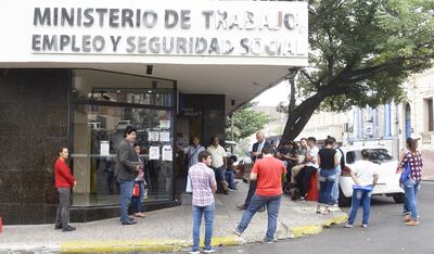 Ciudadanos esperan frente al Ministerio del trabajo para entrar a realizar denuncias. Ministra insta a asistir al trabajo, si no se presenta síntomas.