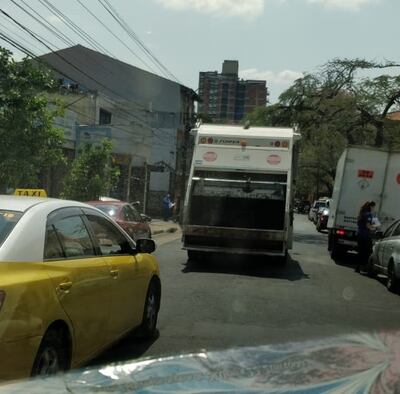 Camiones recolectores de basuras.