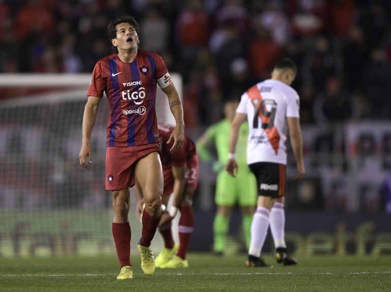 El capitán azulgrana se lamenta una de las ocasiones perdidas de Cerro.