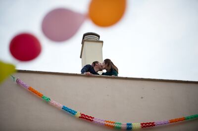 Elena Gonzalez, 31, besa a su novio Juan Manuel Zamorano, 32, en su terraza, en Ronda, España.