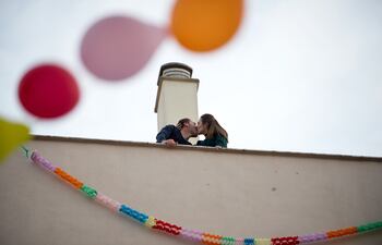 Elena Gonzalez, 31, besa a su novio Juan Manuel Zamorano, 32, en su terraza, en Ronda, España.