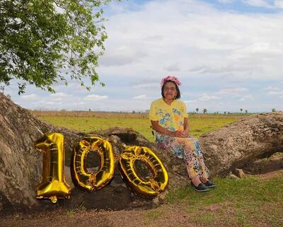 La centenaria mujer fue protagonista de una colorida sesión de fotos.