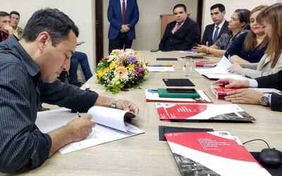 El representante de uno de los centros de formación firma el contrato para realizar cursos con el Sinafocal. Las clases comenzarán a inicios de agosto en varias ciudades del país.