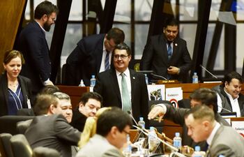 Diputado Enrique Mineur en el centro en la Cámara de Diputados. (Foto de archivo).