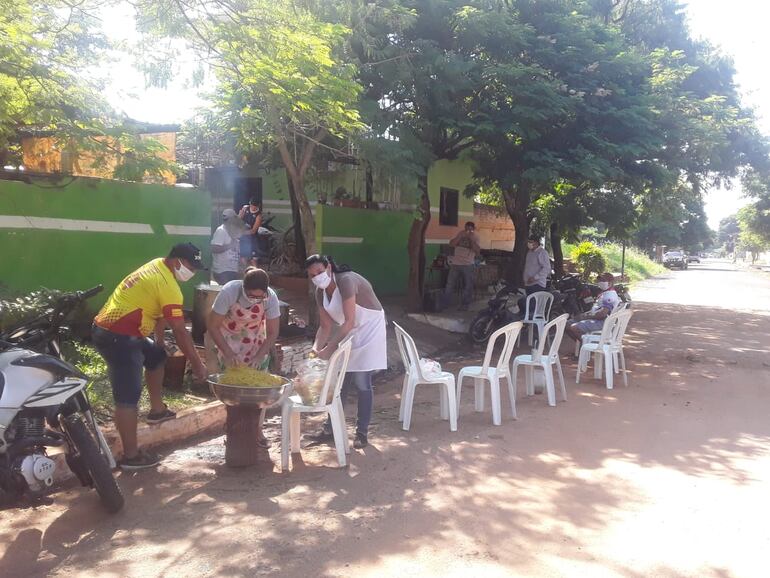 Olla popular en Horqueta, preparado por exjugadores del club Deportivo Horqueteño (CDH).