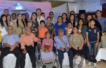 maria-josefa-barrios-en-el-centro-izq-y-su-esposo-paci-fico-espinoza-cajes-a-su-lado-festejaron-sus-100-anos--210642000000-1442897.jpg
