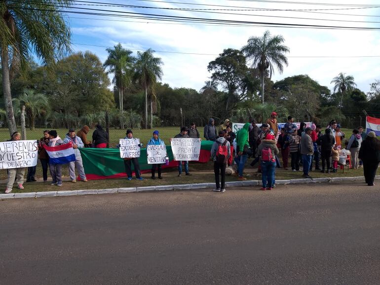 La medida de fuerza es para exigir el cumplimiento de promesas de las autoridades locales y de la EBY.
