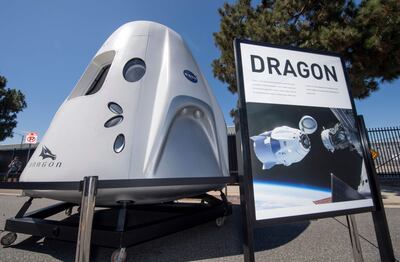 La nave espacial SpaceX Dragon exhibida en la sede de SpaceX en Los Ángeles.