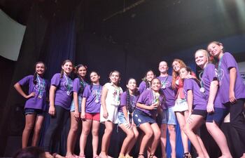 Alumnos del Centro Cultural Superarte de Minga Guazú, con sus premios en la competencia Río es danza.