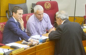 Los senadores Stephan Rasmussen (i) y Fidel Zavala, de Patria Querida, conversan con su colega Galaverna (ANR, Añetete).