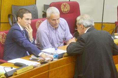 Los senadores Stephan Rasmussen (i) y Fidel Zavala, de Patria Querida, conversan con su colega Galaverna (ANR, Añetete).