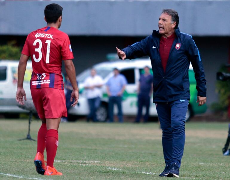 Russo dando indicaciones a Rivas durante el compromiso.