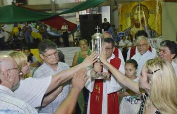 los-creyentes-tocan-el-reliquiario-que-contiene-el-corazon-del-santo-paraguayo-san-roque-gonzalez-de-santa-cruz--193532000000-1455288.jpg