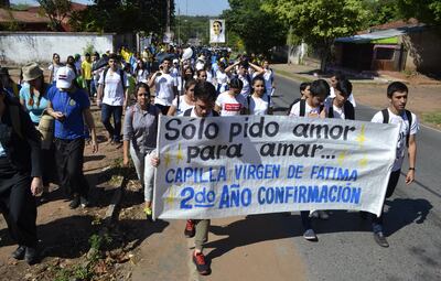 Unos 700 jóvenes católicos de iglesias de Ñemby marcharon ayer en el marco de la clausura por el Trienio de la juventud, para concienciar sobre la importancia de  acercarse a Dios y a  María.