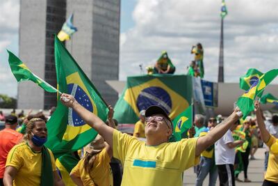 Simpatizantes del presidente de Brasil, Jair Bolsonaro, se manifiestan en su apoyo este domingo, en Brasilia (Brasil).