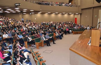 La capacitación de los docentes se lleva adelante en el Centro Cultural Chortitzer de Loma Plata.