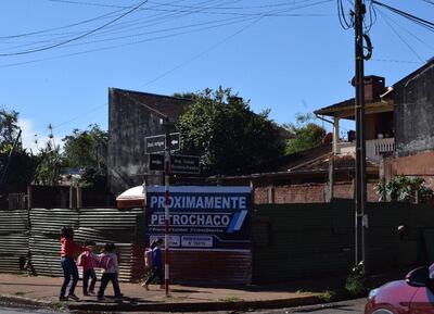 Cartel que anuncia la próxima habilitación de la estación de servicio. El sitio está en pleno centro urbano.