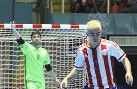 javier-salas-y-el-arquero-gabriel-gimenez-valores-importantes-en-la-seleccion-paraguaya--02249000000-1503265.jpg