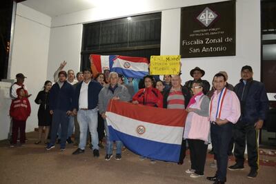 Vecinos de San Antonio se manifestaron esta noche frente a la Fiscalía local.