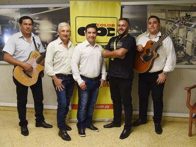 Jorge Villalba (de negro) junto a sus compañeros de Esencia.