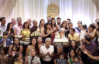 la-dra-georgina-china-zarate-vda-de-duarte-celebro-sus-100-anos-de-vida-rodeada-por-sus-seres-queridos-sigue-activa-le-gusta-mucho-la-musica--193926000000-1792506.jpg