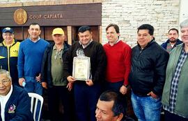 el-coronel-amado-amarilla-con-el-pergamino-en-ocasion-de-la-inauguracion-del-torneo-de-truco-organizado-por-la-cooperativa-capiata-ltda-junto-a-lo-220953000000-1621675.jpg