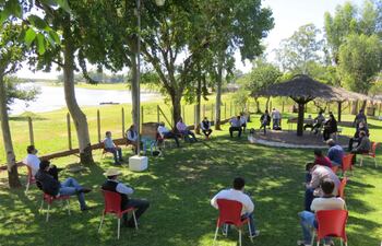 Reunión de varios intendentes en Villa Florida.