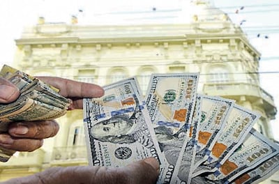Dos bancos del sistema comunicaron el incremento de tarifas  en las comisiones por depósitos de dólares.
