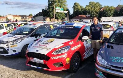 Fabrizio Zaldívar posa junto al Ford Fiesta R2T en el Service Park de la Plaza Bel Air, en la ciudad de Langres, luego de superar la verificación técnica y administrativa de su auto.
