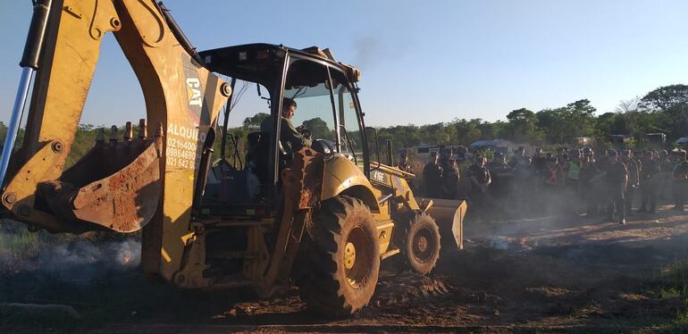Una vez despejada la propiedad, el tractor se empleará para desmantelar las viviendas precarias.