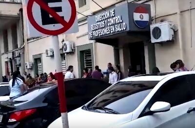 Fila frente a la Dirección de Registros y Control de Profesionales de la Salud del Ministerio.