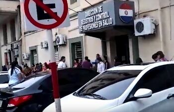 Fila frente a la Dirección de Registros y Control de Profesionales de la Salud del Ministerio.