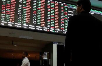 vista-general-de-la-bolsa-de-so-paulo-de-este-lunes-en-so-paulo-brasil-donde-se-observo-una-suba-de-385-en-el-indice-ibovespa-tras-el-triu-221044000000-1763886.jpg
