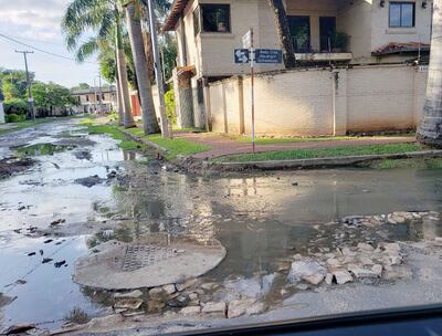 Caños rotos  sobre la Avda Cnel. Abraham Schweitzer de Asunción.