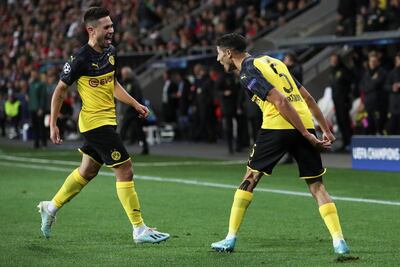 El festejo de Hakimi con Raphael Guerreiro.