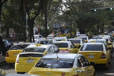 Taxistas frente a la Municipalidad de Asunción