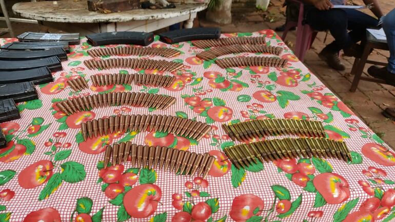 Municiones y cargadores incautados en Concepción.