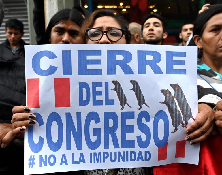 Protesta ciudadana a favor del la disolución del Congreso peruano.