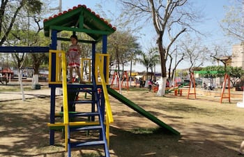 casi-todos-los-dias-se-pueden-observar-a-padres-que-acompanan-a-sus-hijos-en-la-plaza-fueron-instalados-varios-juegos-para-los-mas-pequenos--232418000000-1490914.jpg