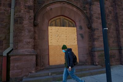 Un hombre con una máscara pasa frente a una iglesia cerrada durante la pandemia de coronavirus el 7 de mayo de 2020 en Atlantic City, Nueva Jersey.