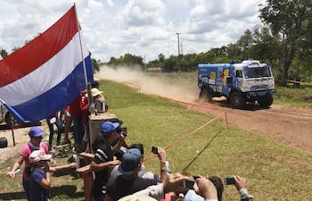 a-lo-largo-de-los-389-kilometros-de-la-carrera-y-fuera-de-ella-hasta-salir-del-pais-la-bandera-paraguaya-marco-el-trayecto-de-los-competidores--225909000000-1540509.jpg