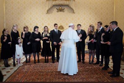 Papa Francisco rodeado por los familiares del expresidente de la República Horacio Cartes.