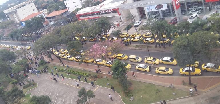 Taxistas bloquean ambos carriles de la Avenida Mariscal López, frente a la Municipalidad de Asunción.