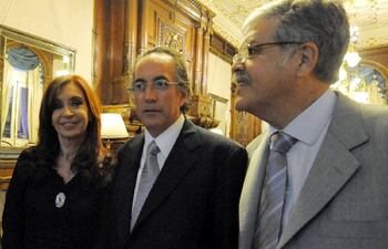 la-expresidenta-cristina-fernandez-de-kirchner-junto-a-scar-thomas-y-julio-de-vido-se-sospecha-que-utilizaban-la-ayuda-social-de-la-eby-para-fine-203937000000-1447042.jpg