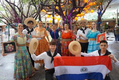 Parte del grupo de paraguayos que desfilará en el Doble Diez.