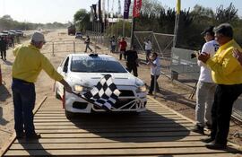 banderazo-para-los-rempel-viktor-y-vernon-a-bordo-del-mitsubishi-lancer-evo-x-quienes-ganaron-la-primera-etapa-del-rally-transchaco-que-tuvo-gr-83007000000-606913.jpg