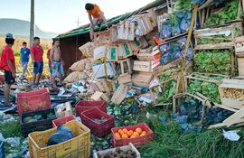 frutas-y-hortalizas-desparramadas-luego-de-que-se-volcara-el-camion-que-las-transportaba-en-paraguari-gentileza--205443000000-1698797.jpg