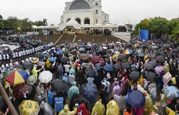 arivarol-bajo-una-lluvia-continua-por-momentos-torrencial-decenas-de-miles-rindieron-honores-a-la-virgen-de-caacupe--221154000000-1531447.jpg
